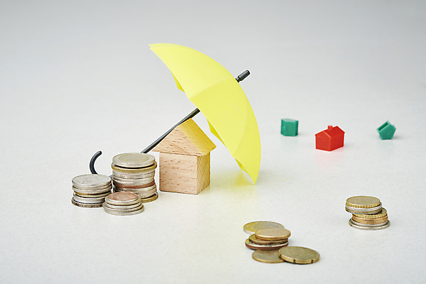 포토 JPG 스튜디오촬영 우산 비즈니스 부동산 실내 사람없음 금융 경제 동전 블록 보호 재테크 흰배경 건축모형 동전탑 국내포토 백그라운드 컨셉 돈 내부 쌓기 모형 흰색 재산 파일형식