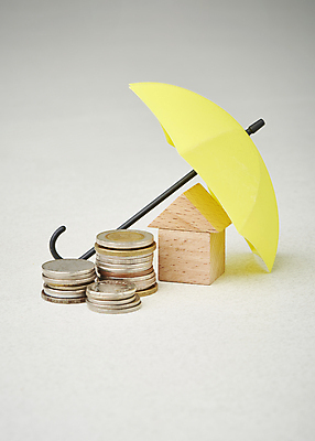 포토 JPG 스튜디오촬영 우산 비즈니스 부동산 실내 사람없음 금융 경제 쌓기 동전 블록 보호 재테크 흰배경 건축모형 동전탑 국내포토 백그라운드 컨셉 돈 모션 내부 모형 흰색 재산 파일형식