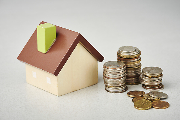 포토 JPG 스튜디오촬영 비즈니스 부동산 실내 사람없음 금융 경제 쌓기 동전 재테크 흰배경 건축모형 동전탑 국내포토 백그라운드 돈 모션 내부 모형 흰색 재산 파일형식