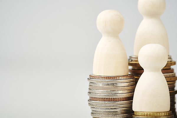 포토 JPG 스튜디오촬영 비즈니스 실내 근접촬영 사람없음 아웃포커스 금융 경제 쌓기 동전 말_게임 재테크 흰배경 동전탑 카피스페이스 국내포토 뷰포인트 백그라운드 돈 모션 촬영기법 내부 공백 흰색 파일형식