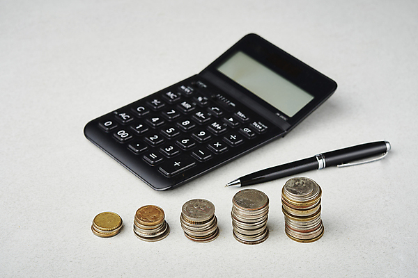 포토 JPG 스튜디오촬영 비즈니스 실내 사람없음 금융 경제 펜 쌓기 동전 계산기 재테크 흰배경 동전탑 국내포토 백그라운드 돈 모션 문구용품 내부 필기구 장비 흰색 파일형식