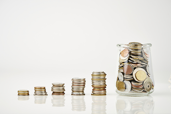 포토 JPG 스튜디오촬영 비즈니스 유리병 실내 사람없음 금융 경제 동전 저축 가득함 재테크 흰배경 동전탑 국내포토 백그라운드 돈 병_용기 내부 쌓기 흰색 파일형식