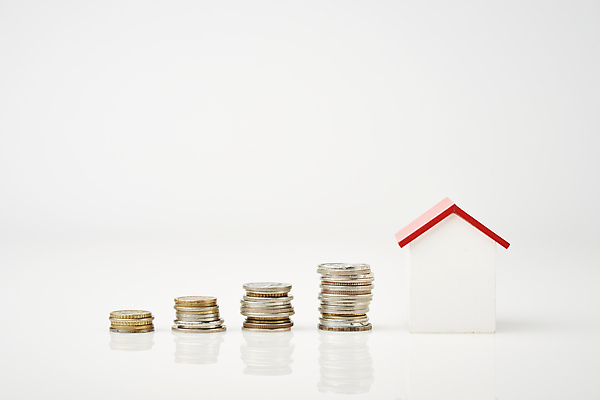 포토 JPG 스튜디오촬영 비즈니스 부동산 실내 사람없음 금융 경제 쌓기 동전 저축 재테크 흰배경 건축모형 동전탑 집모양 국내포토 모양 백그라운드 돈 모션 내부 모형 흰색 재산 파일형식