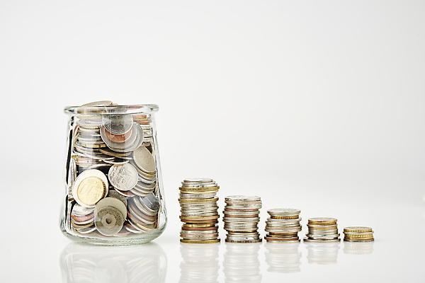 포토 JPG 스튜디오촬영 비즈니스 유리병 실내 사람없음 금융 경제 쌓기 동전 저축 가득함 재테크 흰배경 동전탑 국내포토 백그라운드 돈 모션 병_용기 내부 흰색 파일형식