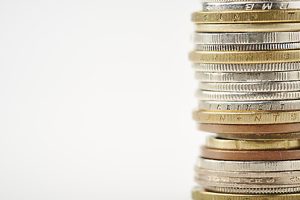 포토 JPG 스튜디오촬영 비즈니스 실내 사람없음 아웃포커스 금융 경제 쌓기 동전 재테크 흰배경 동전탑 카피스페이스 국내포토 백그라운드 돈 모션 촬영기법 내부 공백 흰색 파일형식
