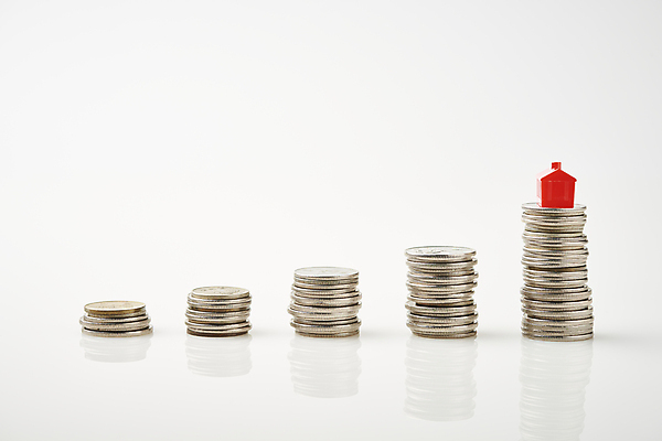 포토 JPG 스튜디오촬영 비즈니스 부동산 실내 사람없음 금융 경제 쌓기 동전 블록 재테크 흰배경 상승 동전탑 집모양 국내포토 모양 백그라운드 컨셉 돈 모션 내부 흰색 재산 파일형식