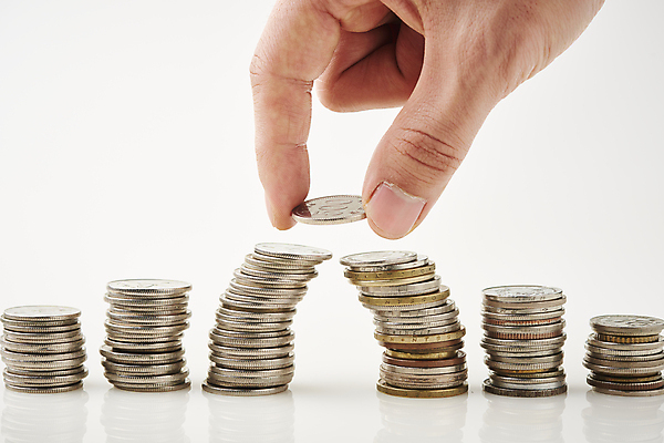 포토 JPG 스튜디오촬영 손 비즈니스 실내 들기 신체부위 금융 경제 쌓기 동전 재테크 흰배경 아치 동전탑 놓기 국내포토 백그라운드 돈 모션 사람 내부 흰색 파일형식