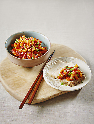 포토 JPG 한식 젓가락 회색배경 반찬 실내 돼지고기 사람없음 나무받침 무말랭이 무생채 수육 국내포토 음식 백그라운드 수저 육류 내부 목재 회색 받침대 파일형식