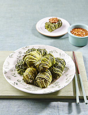 포토 JPG 젓가락 실내 사람없음 아웃포커스 쌈장 쌈밥 봄동 국내포토 음식 채소 촬영기법 수저 내부 양념 파일형식