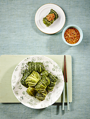 포토 JPG 젓가락 실내 사람없음 하이앵글 파란배경 쌈장 쌈밥 봄동 국내포토 음식 뷰포인트 백그라운드 채소 수저 내부 파란색 양념 파일형식