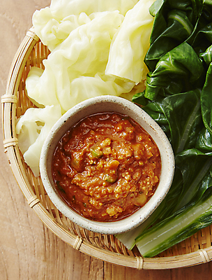 포토 JPG 실내 근접촬영 사람없음 바구니 양배추 강된장 쌈채소 케일 나무배경 막장 국내포토 뷰포인트 백그라운드 채소 내부 양념 된장 파일형식