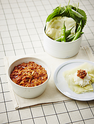 포토 JPG 고추 실내 사람없음 식탁보 양배추 깻잎 강된장 쌈채소 막장 국내포토 채소 내부 양념 된장 파일형식