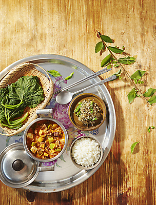 포토 JPG 한식 밥 반찬 쟁반 수저 실내 사람없음 상차림 멸치볶음 호박잎 나무배경 차돌된장찌개 국내포토 식기 음식 백그라운드 잎 내부 된장찌개 볶음 파일형식