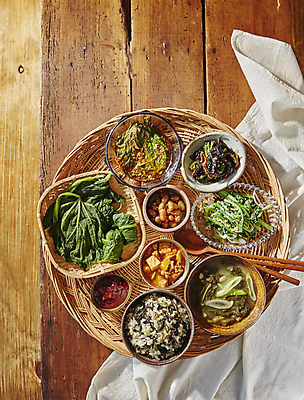 포토 JPG 한식 반찬 실내 사람없음 소쿠리 식탁보 상차림 깻잎절임 된장국 호박잎 나무배경 국내포토 음식 백그라운드 잎 내부 바구니 국 절임 파일형식