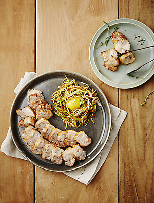 포토 JPG 실내 집게 사람없음 구이 삼겹살 노른자 파절이 나무배경 통삼겹 국내포토 음식 백그라운드 돼지고기 내부 계란 무침 파일형식