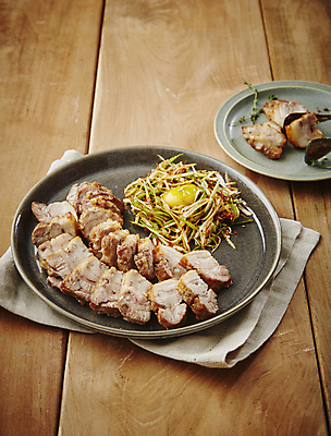 포토 JPG 실내 사람없음 구이 삼겹살 노른자 파절이 나무배경 통삼겹 국내포토 음식 백그라운드 돼지고기 내부 계란 무침 파일형식