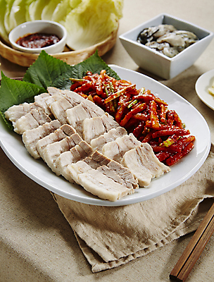 포토 JPG 실내 사람없음 식탁보 굴 보쌈 무김치 배추잎 국내포토 한식 어패류 김치 내부 배추 파일형식