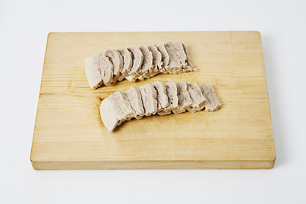 포토 JPG 실내 사람없음 흰배경 슬라이스 나무도마 수육 국내포토 한식 백그라운드 도마 내부 목재 흰색 파일형식