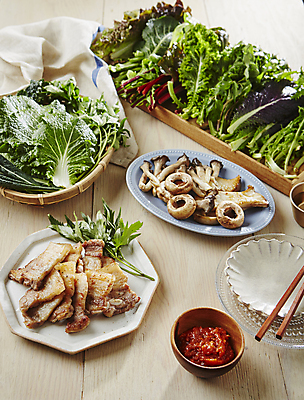 포토 JPG 접시 실내 사람없음 근대 상차림 삼겹살 쌈장 당귀 버섯구이 쌈채소 치커리 케일 봄동 적겨자잎 나무배경 국내포토 식기 백그라운드 채소 돼지고기 내부 약재 양념 구이 파일형식