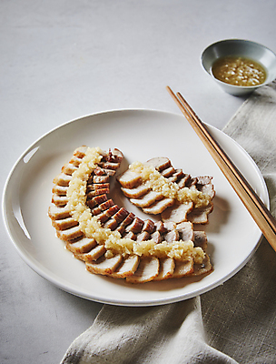 포토 JPG 회색배경 실내 사람없음 소스 천 수육 마늘보쌈 국내포토 한식 백그라운드 내부 회색 직물 양념 보쌈 파일형식