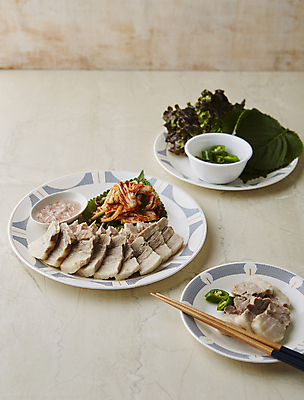 포토 JPG 김치 실내 사람없음 새우젓 수육 쌈채소 청양고추 베이지색배경 국내포토 한식 백그라운드 채소 고추 내부 베이지색 젓갈 파일형식