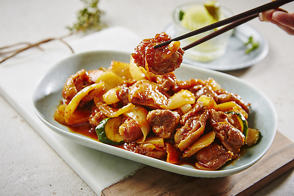 포토 JPG 젓가락 손가락 실내 들기 사람없음 아웃포커스 신체부위 매움 오리고기 양념구이 오리주물럭 젓가락질 오리불고기 국내포토 손 모션 오리 촬영기법 수저 육류 사람 손짓 내부 맛 구이 불고기 파일형식