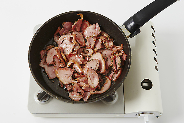 포토 JPG 실내 사람없음 프라이팬 버너 흰배경 볶음 오리고기 후추가루 훈제오리 국내포토 음식 백그라운드 주방용품 오리 육류 내부 흰색 가루 훈제 파일형식