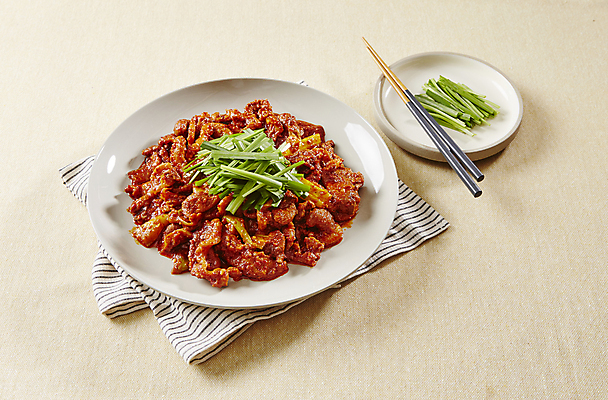 포토 JPG 젓가락 실내 사람없음 매움 부추 오리고기 오리주물럭 베이지색배경 오리불고기 국내포토 백그라운드 채소 오리 수저 육류 내부 맛 불고기 베이지색 파일형식