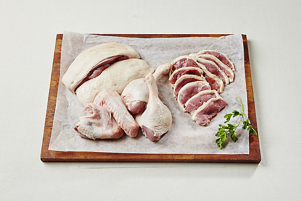 포토 JPG 실내 생고기 사람없음 흰배경 날것 슬라이스 오리고기 나무도마 종이호일 국내포토 백그라운드 오리 도마 육류 내부 목재 흰색 파일형식