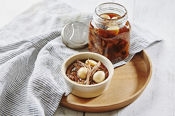 포토 JPG 한식 반찬 실내 사람없음 천 흰배경 나무쟁반 메추리알장조림 쇠고기장조림 국내포토 음식 백그라운드 쟁반 내부 목재 흰색 직물 장조림 파일형식