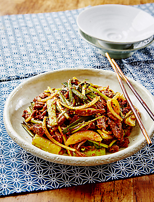 포토 JPG 접시 한식 젓가락 반찬 오이 실내 사람없음 소고기 식탁보 나무배경 양지무침 국내포토 식기 음식 백그라운드 채소 수저 육류 내부 무침 파일형식