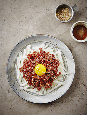 포토 JPG 회색배경 실내 사람없음 배 소스 깨 노른자 육회 채썰기 국내포토 백그라운드 과일 식재료 생고기 내부 계란 회색 양념 조미료 자르기 파일형식