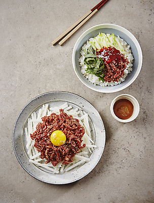 포토 JPG 젓가락 회색배경 실내 사람없음 소스 노른자 육회 육회비빔밥 초고추장 국내포토 백그라운드 수저 생고기 내부 계란 회색 양념 비빔밥 파일형식