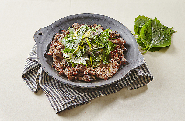 포토 JPG 실내 사람없음 천 깻잎 파무침 파절이 베이지색배경 석쇠불고기 국내포토 백그라운드 채소 내부 직물 무침 불고기 베이지색 파일형식