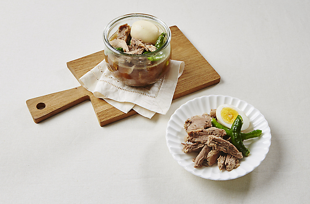 포토 JPG 실내 사람없음 계란 소고기 흰배경 꽈리고추 나무도마 쇠고기장조림 국내포토 백그라운드 고추 도마 육류 내부 목재 알 흰색 장조림 파일형식