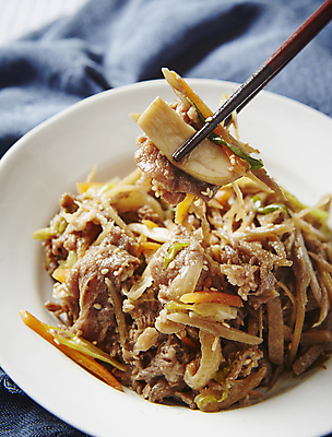 포토 JPG 젓가락 반찬 실내 들기 근접촬영 사람없음 콩나물불고기 국내포토 음식 뷰포인트 모션 수저 내부 불고기 파일형식