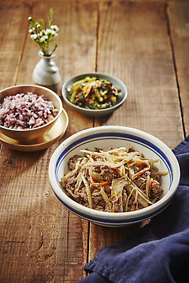 포토 JPG 반찬 실내 사람없음 아웃포커스 흑미밥 나무배경 우엉불고기 국내포토 음식 백그라운드 밥 촬영기법 내부 불고기 파일형식