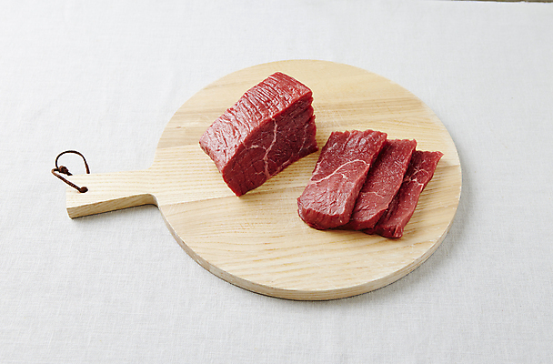 포토 JPG 실내 생고기 사람없음 소고기 흰배경 슬라이스 부위 나무도마 우둔살 국내포토 백그라운드 도마 육류 내부 목재 흰색 파일형식