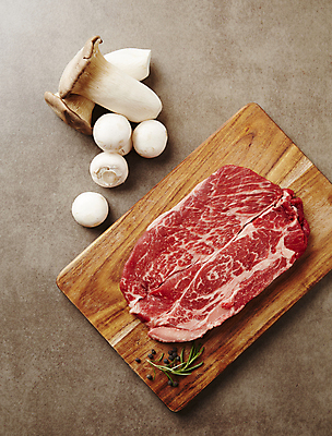 포토 JPG 실내 생고기 사람없음 소고기 양송이 나무도마 등심 새송이버섯 갈색배경 국내포토 백그라운드 도마 육류 내부 목재 갈색 버섯 파일형식