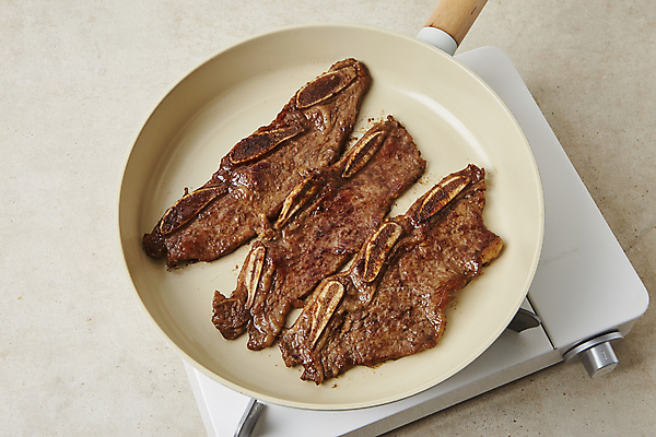 포토 JPG 실내 사람없음 프라이팬 버너 베이지색배경 LA갈비 국내포토 백그라운드 주방용품 내부 소고기 베이지색 파일형식