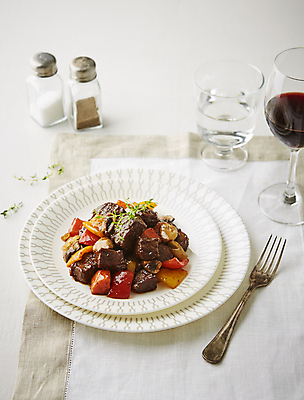 포토 JPG 포크 와인잔 서양음식 실내 스테이크 사람없음 와인 소고기 식탁보 흰배경 볶음 국내포토 식기 음식 백그라운드 술잔 주류 육류 내부 흰색 파일형식