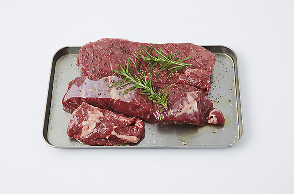 포토 JPG 쟁반 실내 생고기 사람없음 소고기 올리브오일 흰배경 소금 후추 로즈메리 마리네이드 국내포토 음식 백그라운드 육류 내부 흰색 기름_음식 허브 향신료 파일형식