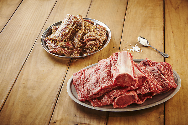 포토 JPG 실내 사람없음 숟가락 양념갈비 소갈비 나무배경 국내포토 백그라운드 수저 내부 소고기 갈비 파일형식