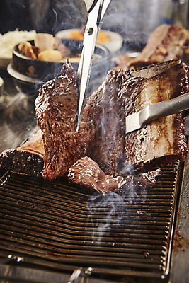 포토 JPG 가위 실내 집게 들기 사람없음 자르기 불판 양념갈비 갈비구이 불판구이 소갈비 국내포토 모션 문구용품 내부 소고기 구이 갈비 파일형식