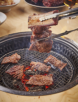 포토 JPG 가위 실내 집게 들기 사람없음 자르기 불판 양념갈비 갈비구이 소갈비 국내포토 모션 문구용품 내부 소고기 구이 갈비 파일형식