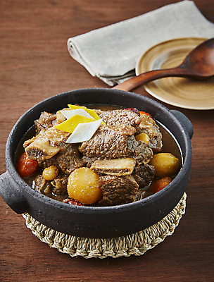 포토 JPG 실내 사람없음 추석 명절음식 갈비찜 소갈비 나무배경 국내포토 명절 음식 백그라운드 내부 소고기 찜 갈비 파일형식