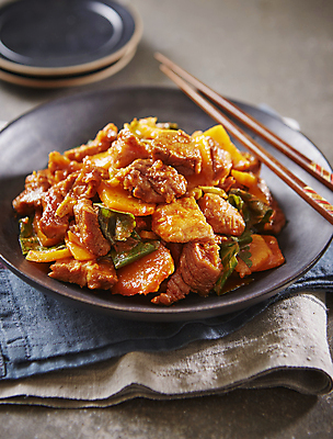 포토 JPG 한식 젓가락 회색배경 실내 사람없음 아웃포커스 매움 제육볶음 국내포토 음식 백그라운드 촬영기법 수저 내부 회색 맛 파일형식