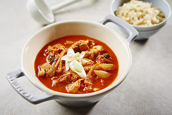 포토 JPG 한식 회색배경 밥 실내 사람없음 아웃포커스 국자 돼지고기김치찌개 앞다리살 국내포토 음식 백그라운드 주방용품 촬영기법 돼지고기 내부 회색 김치찌개 파일형식