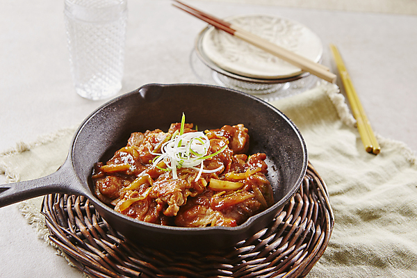 포토 JPG 한식 젓가락 실내 돼지고기 사람없음 프라이팬 받침대 흰배경 돼지고기볶음 국내포토 음식 백그라운드 주방용품 수저 육류 내부 흰색 볶음 파일형식