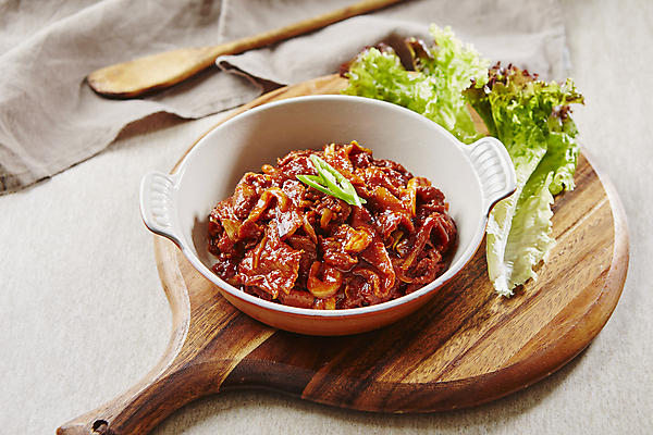 포토 JPG 한식 실내 돼지고기 사람없음 상추 흰배경 매움 고추장불고기 나무받침 돼지고기볶음 국내포토 음식 백그라운드 채소 육류 내부 목재 흰색 맛 받침대 볶음 불고기 파일형식